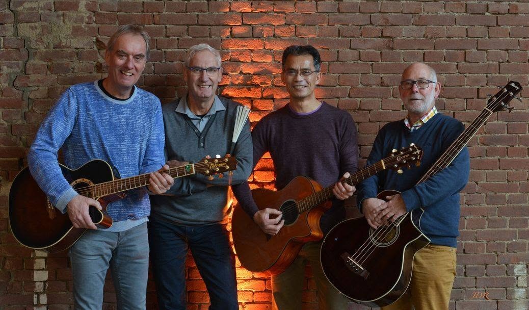 De vier muzikanten van Just 4 Fun Harlingen met hun instrumenten